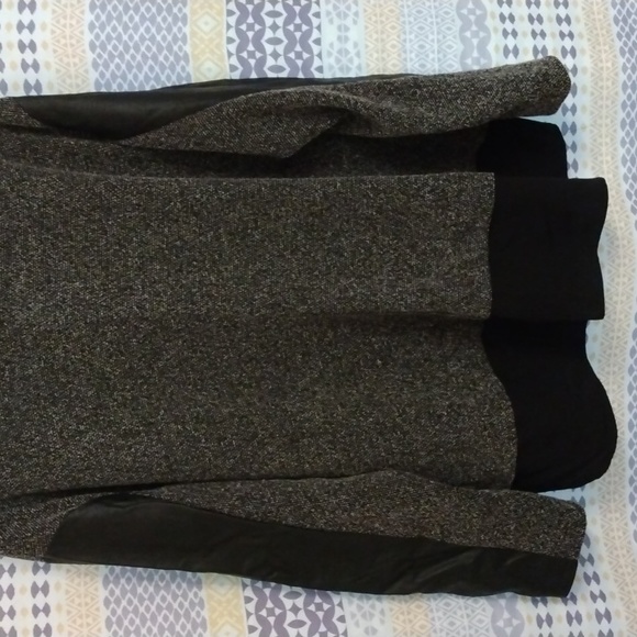 Lane Bryant Ladies top labeled 22 but runs small - 18 is more accurate - Picture 6 of 8